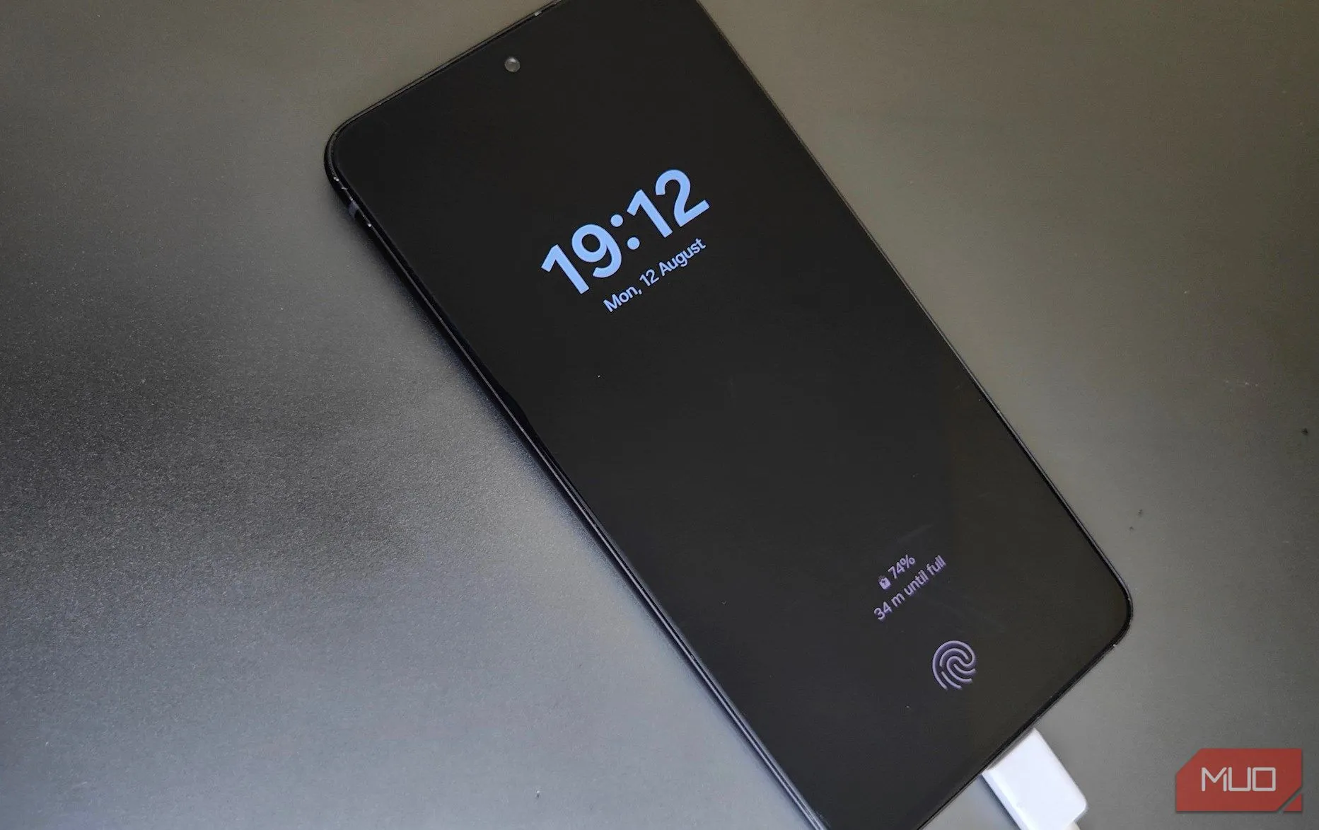 Điện thoại Samsung đang sạc trên bàn, minh họa tốc độ sạc chậm hơn so với các đối thủ trên thị trường smartphone.