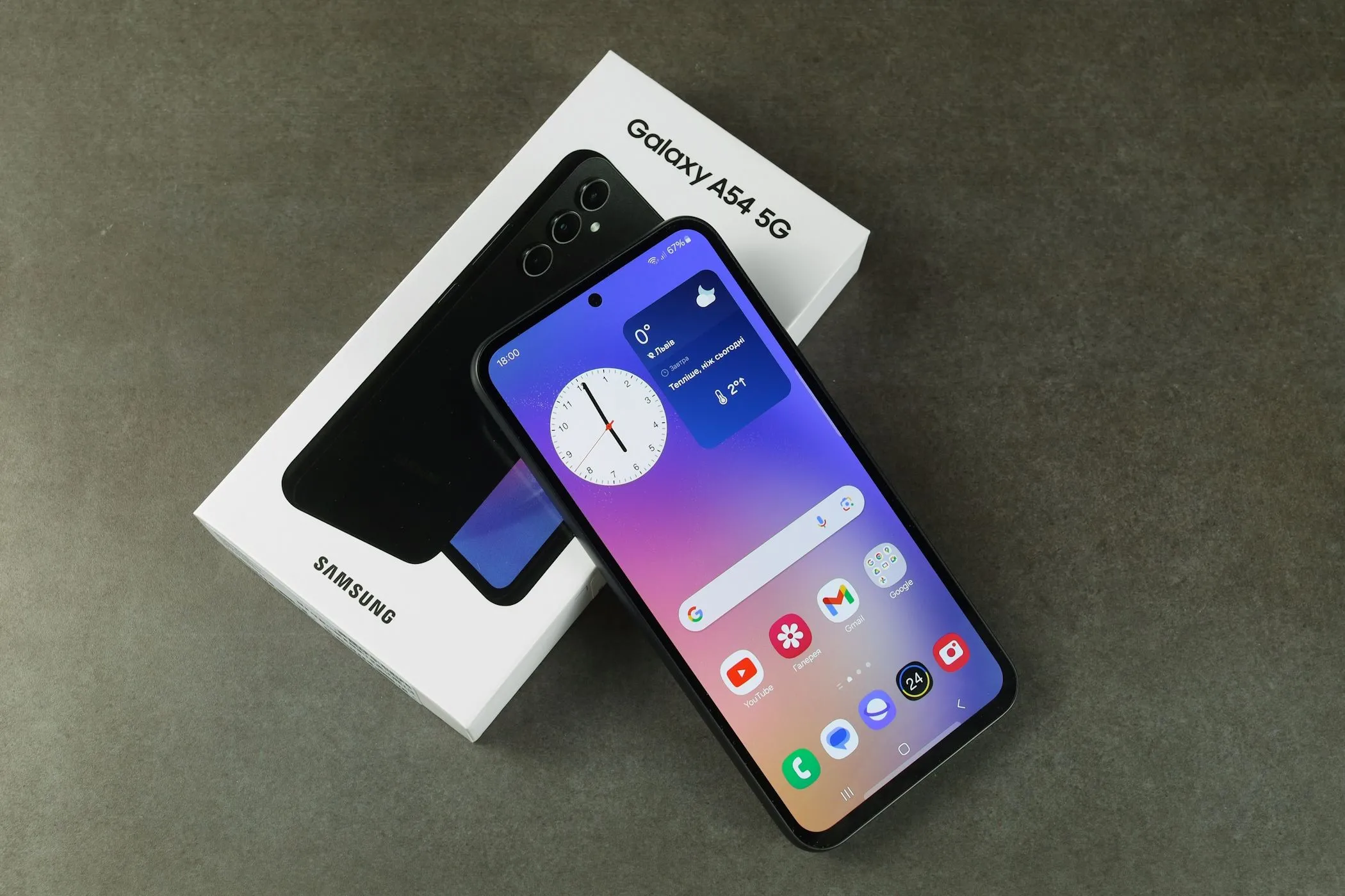Điện thoại Samsung Galaxy A54 5G và hộp đựng tượng trưng cho chu kỳ nâng cấp thiết bị