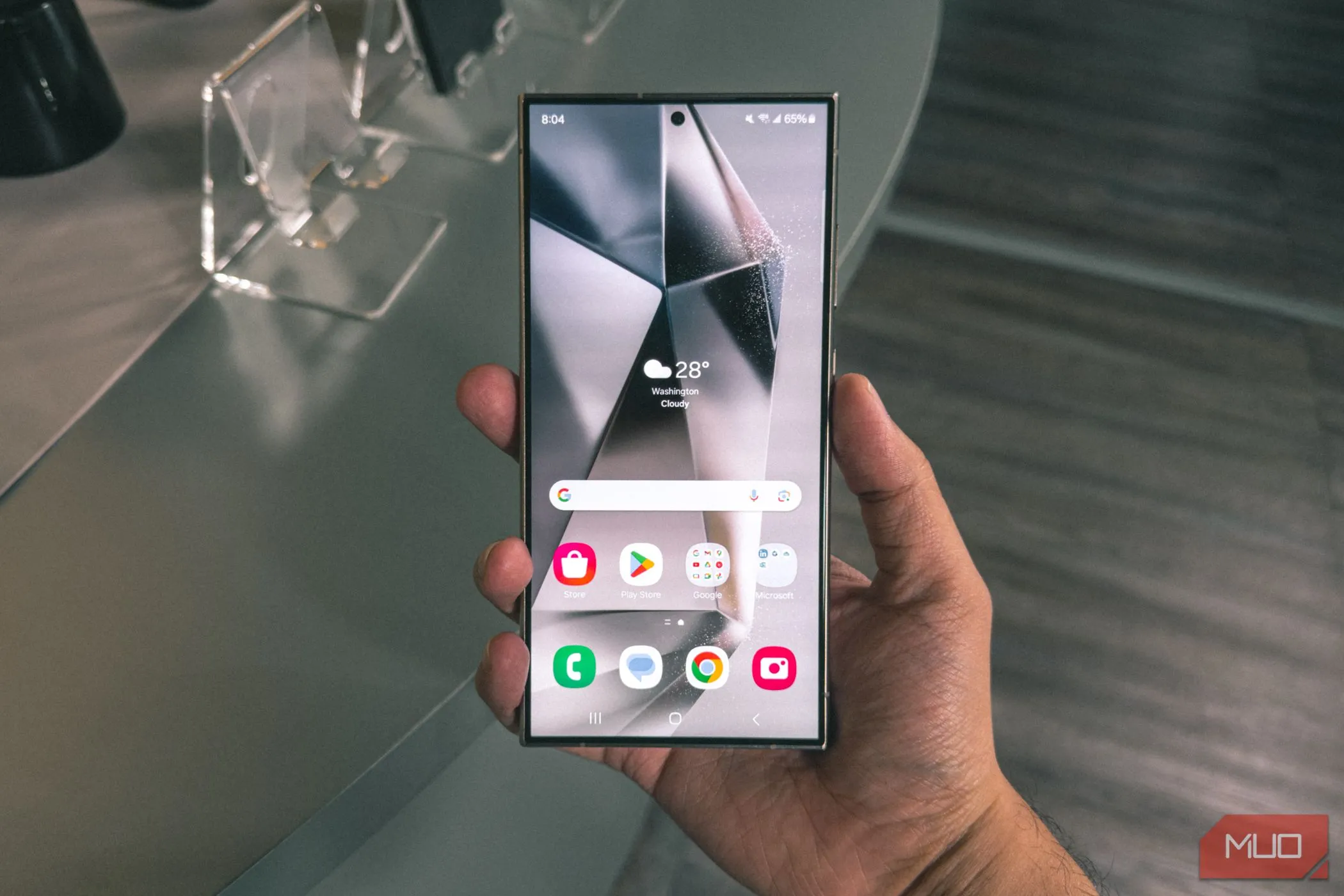 Điện thoại Samsung Galaxy S24 Ultra trong tay, minh họa giao diện người dùng Android có thể tùy biến dễ dàng bằng cách thay đổi launcher.