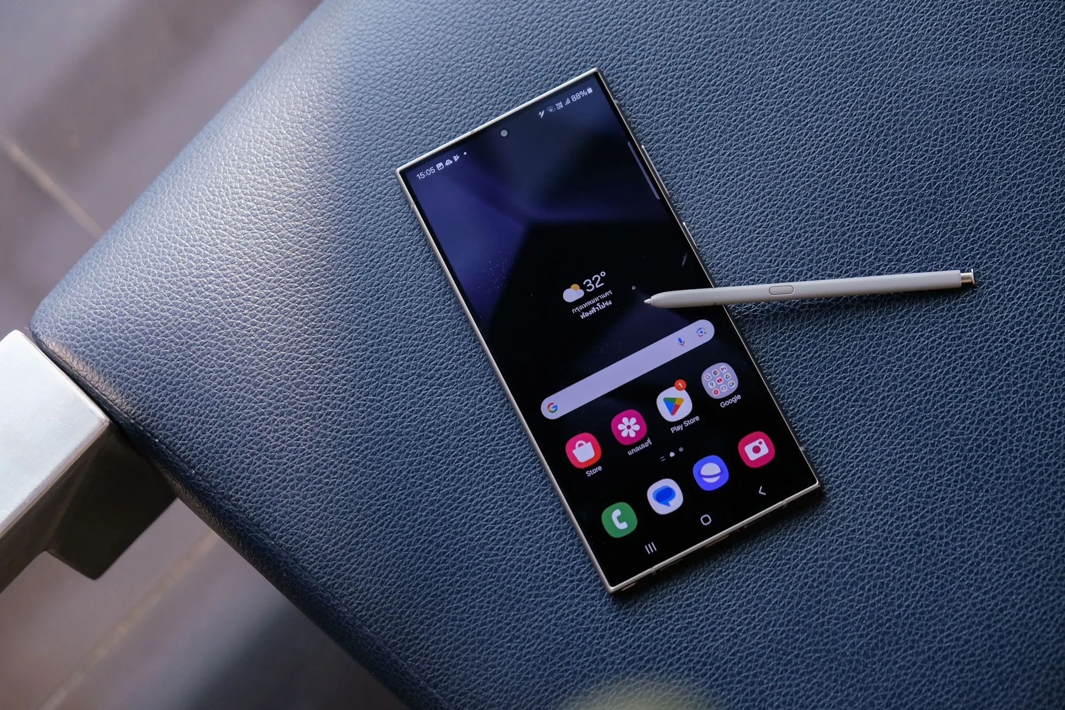 Điện thoại Samsung Galaxy S24 Ultra và bút S Pen, minh họa thiết bị cao cấp sử dụng màn hình LTPO tiết kiệm pin.