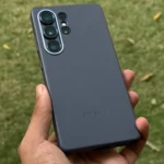 Điện thoại Samsung Galaxy S25 Ultra màu đen được bảo vệ bởi ốp lưng Kindsuit, giữ gìn vẻ ngoài như mới để tối ưu giá trị khi bán lại.