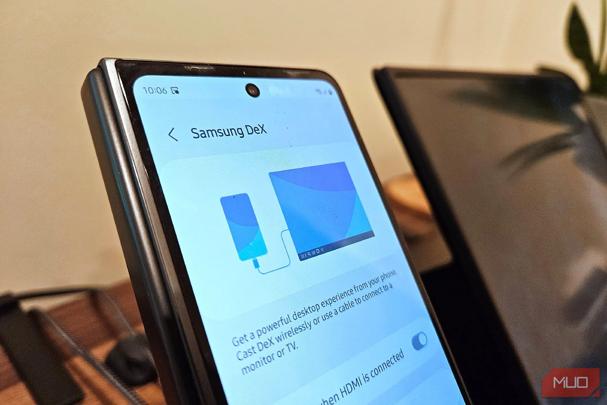 Điện thoại Samsung Galaxy Z Fold 5 đang chạy chế độ DeX kết nối với màn hình di động, minh họa tính năng kết nối điện thoại với laptop