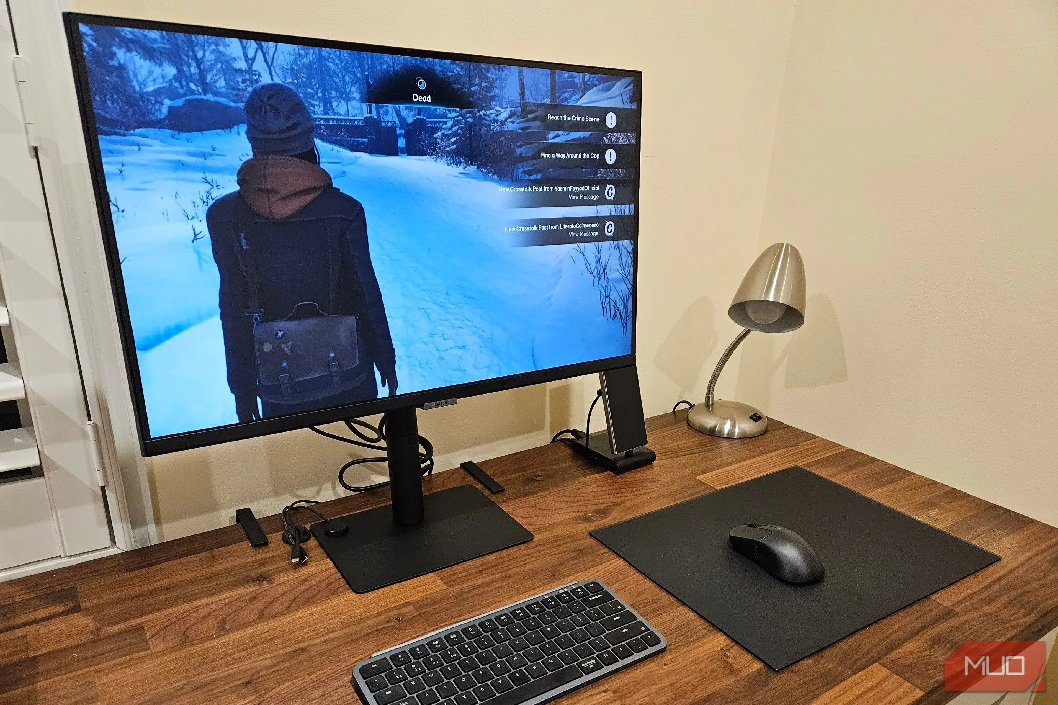 Điện thoại Samsung Galaxy Z Fold 6 đang chạy game &quot;Life Is Strange Double Exposure&quot; và kết nối với màn hình qua dock USB-C dạng đứng, cho thấy khả năng biến điện thoại thành PC.