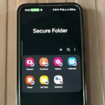 Điện thoại Samsung hiển thị giao diện Secure Folder với biểu tượng thư mục an toàn và các ứng dụng được bảo mật.