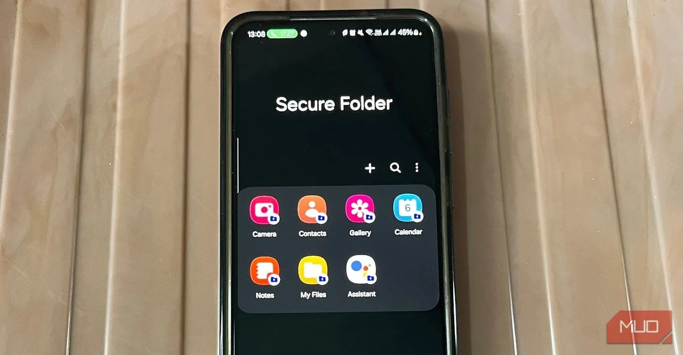 Điện thoại Samsung hiển thị giao diện Secure Folder với biểu tượng thư mục an toàn và các ứng dụng được bảo mật.