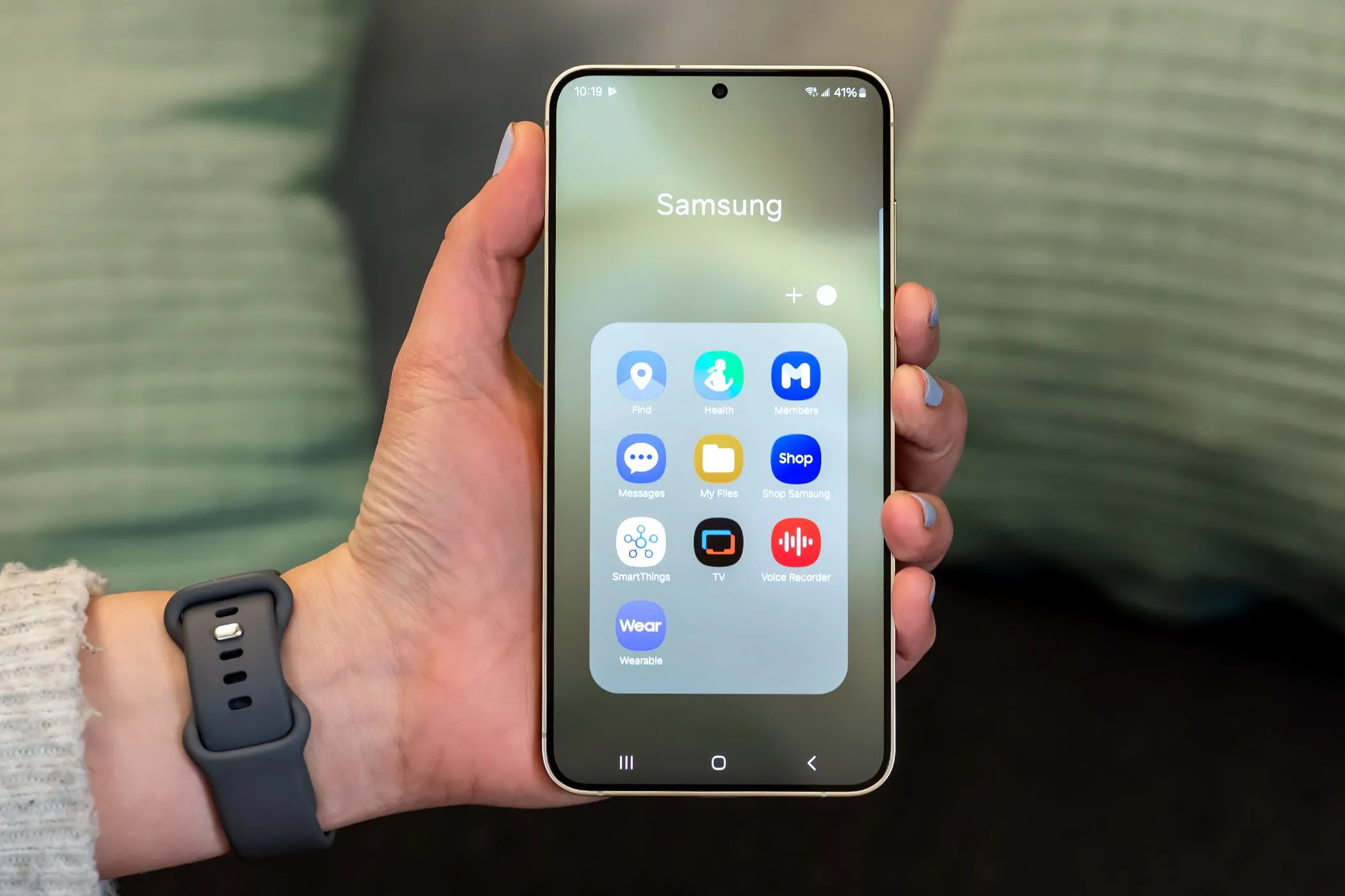Điện thoại Samsung với thư mục chứa các ứng dụng cài sẵn