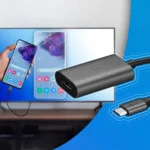 Điện thoại smartphone kết nối với màn hình qua bộ chuyển đổi USB-C sang HDMI để phản chiếu nội dung
