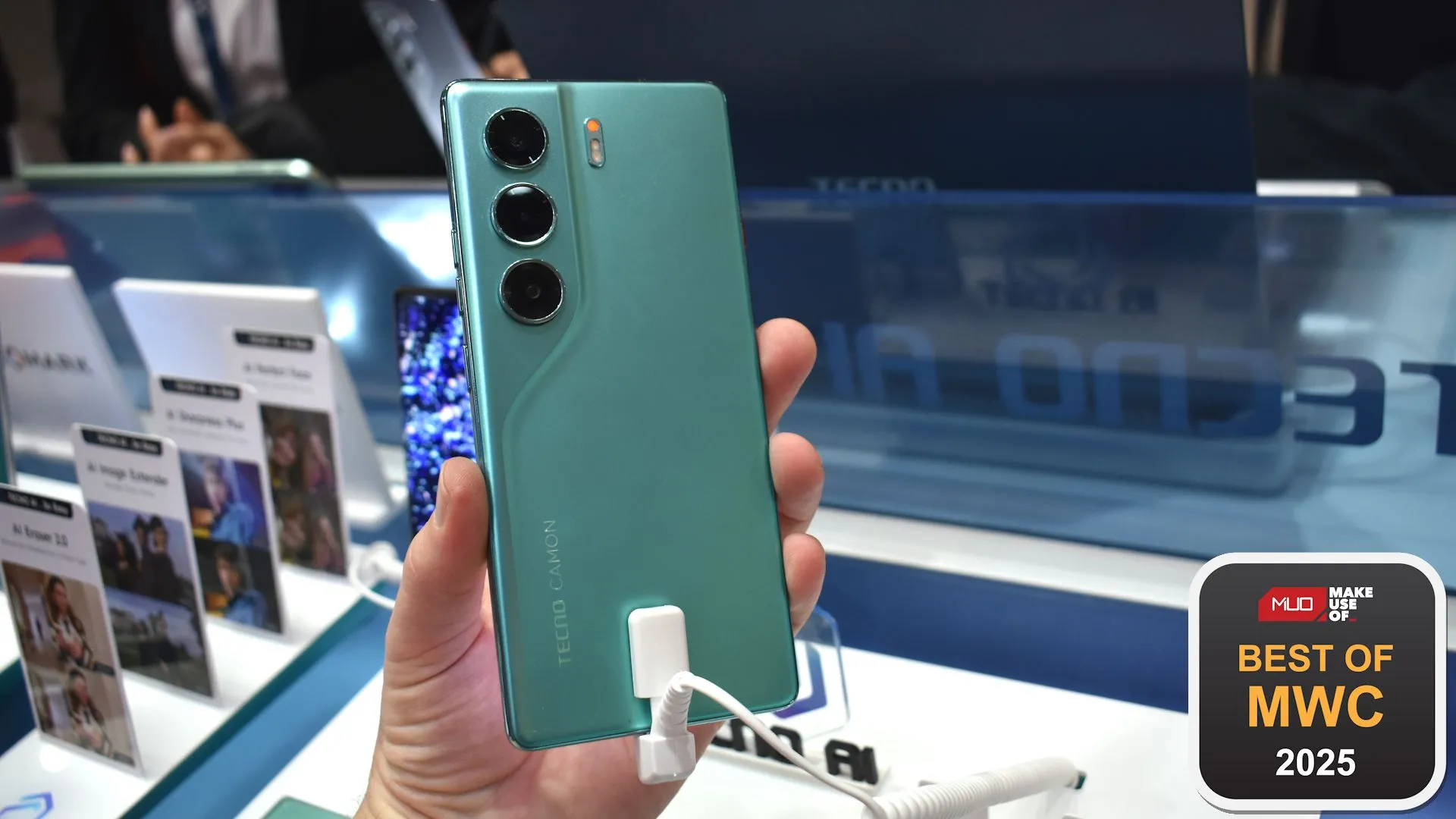 Điện thoại Tecno Camon 40 Pro 5G màu xanh ngọc, được trưng bày cùng giải thưởng tại MWC 2025, nhấn mạnh khả năng chụp ảnh nổi bật.