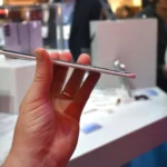 Điện thoại Tecno Spark Slim Concept nhìn từ cạnh bên tại MWC 2025