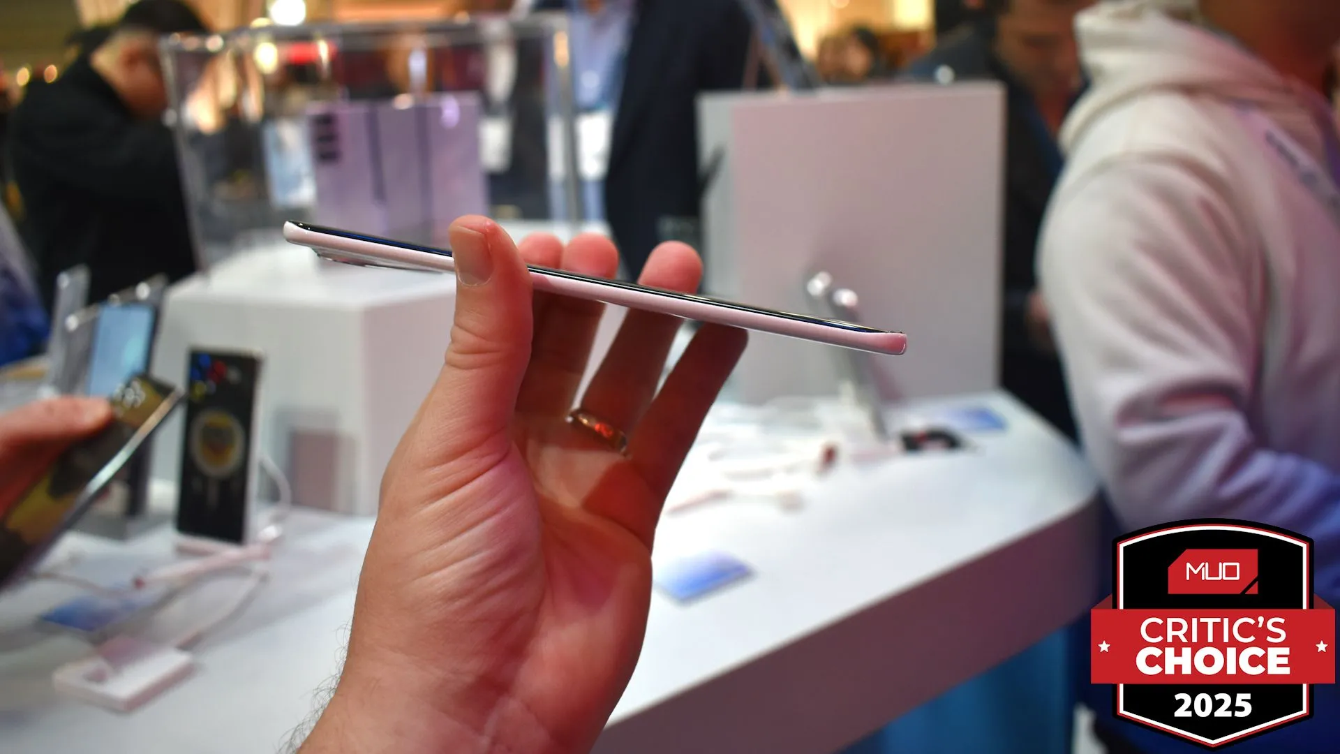 Điện thoại Tecno Spark Slim Concept nhìn từ cạnh bên tại MWC 2025