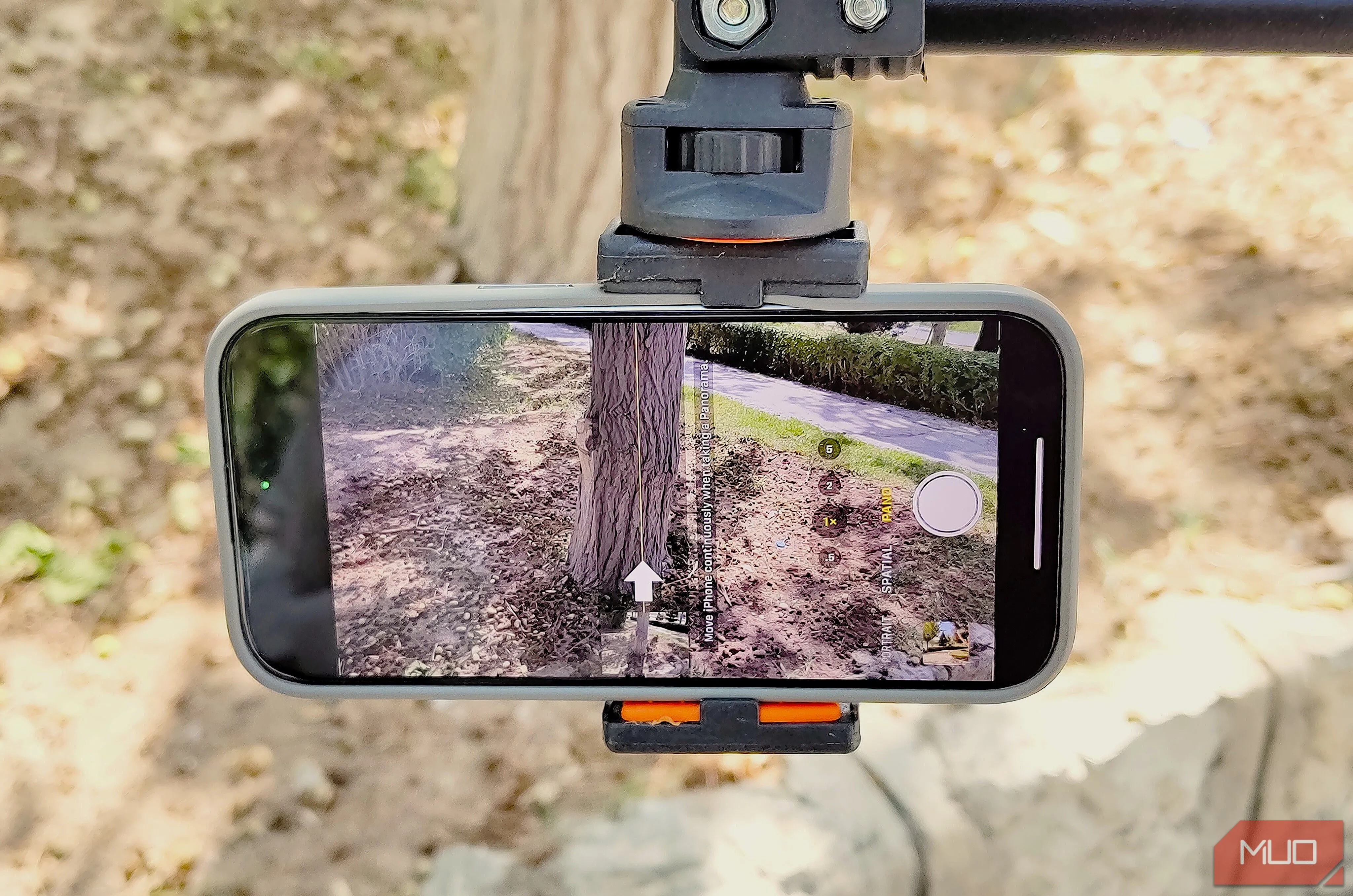 Điện thoại thông minh được gắn trên tripod, sẵn sàng thực hiện kỹ thuật chụp panorama dọc độc đáo