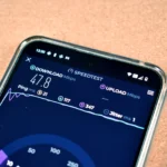 Điện thoại thông minh hiển thị kết quả kiểm tra tốc độ Internet qua ứng dụng Ookla Speedtest