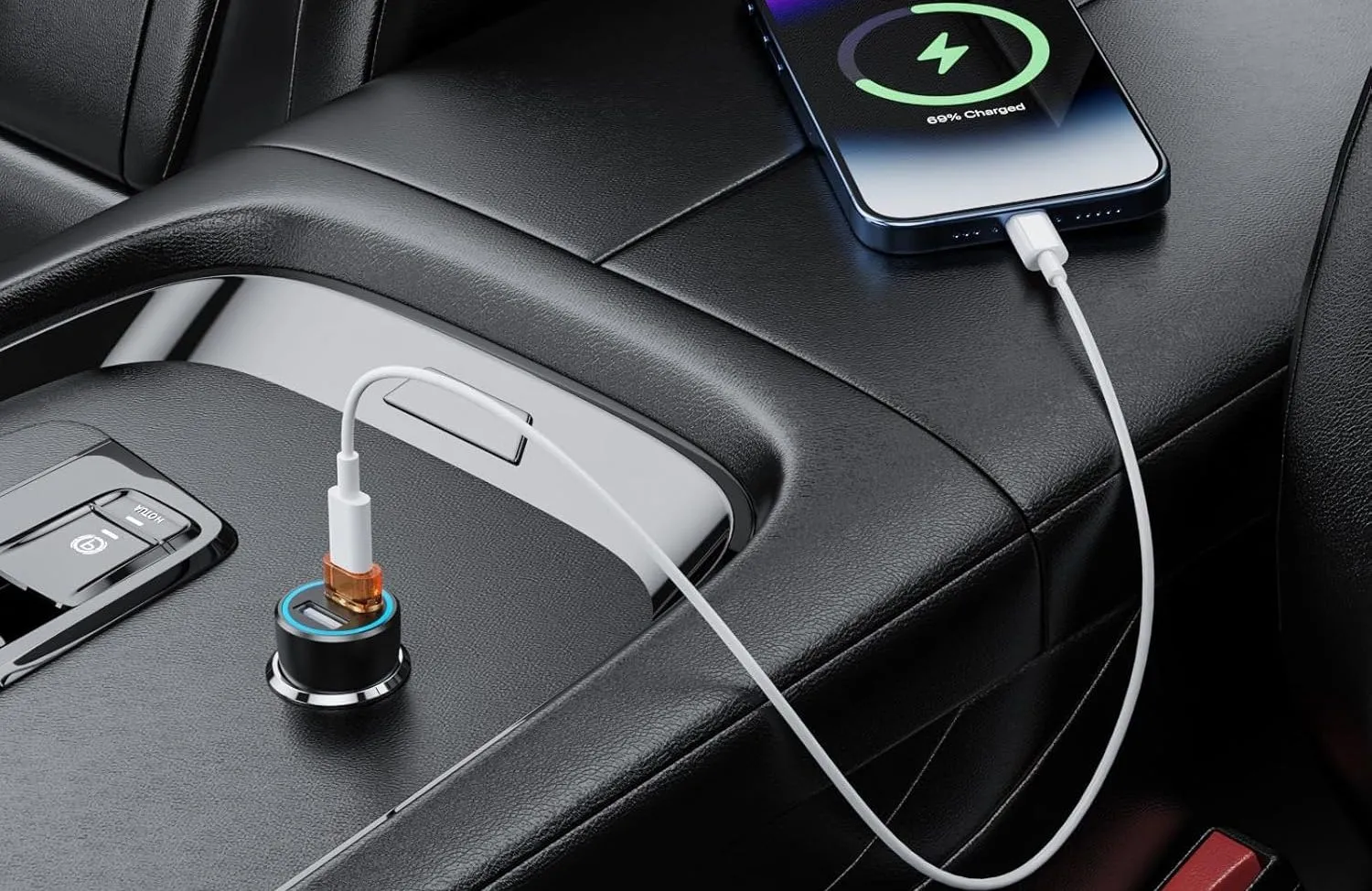 Điện thoại thông minh sạc trong ô tô qua cáp USB-C kết nối với bộ chuyển đổi USB-A sang USB-C.