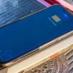 Điện thoại Ulefone Power Armor 13 đang sạc không dây ngược cho một chiếc điện thoại khác thông qua mặt lưng.