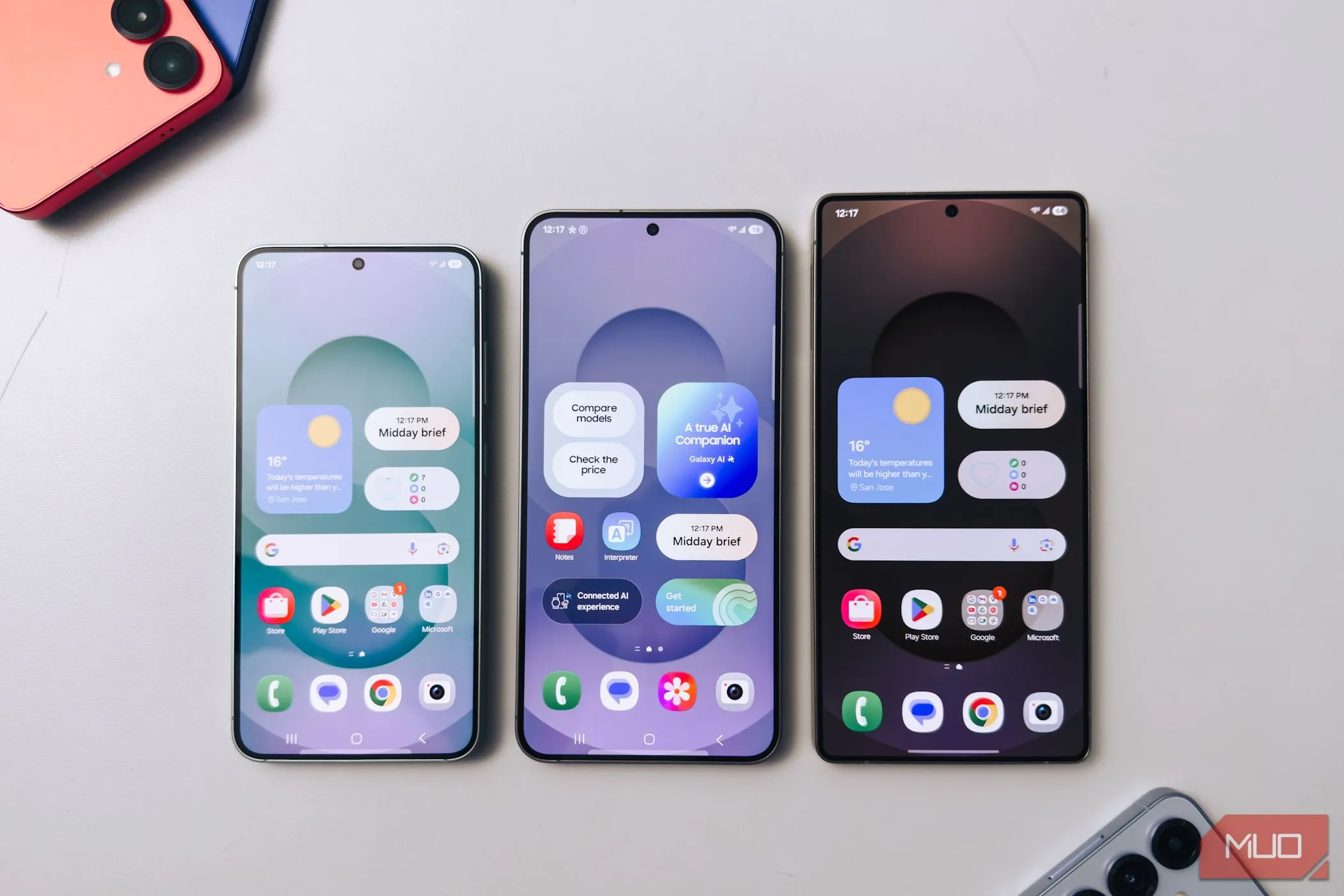 Dòng điện thoại Samsung Galaxy S25 được trưng bày trên bàn trắng với màn hình sáng, nhấn mạnh sự tối ưu hóa phần mềm và thiết kế hiện đại