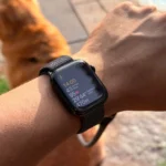 Đồng hồ Apple Watch trên cổ tay người dùng hiển thị ứng dụng theo dõi sức khỏe và các chỉ số tập luyện