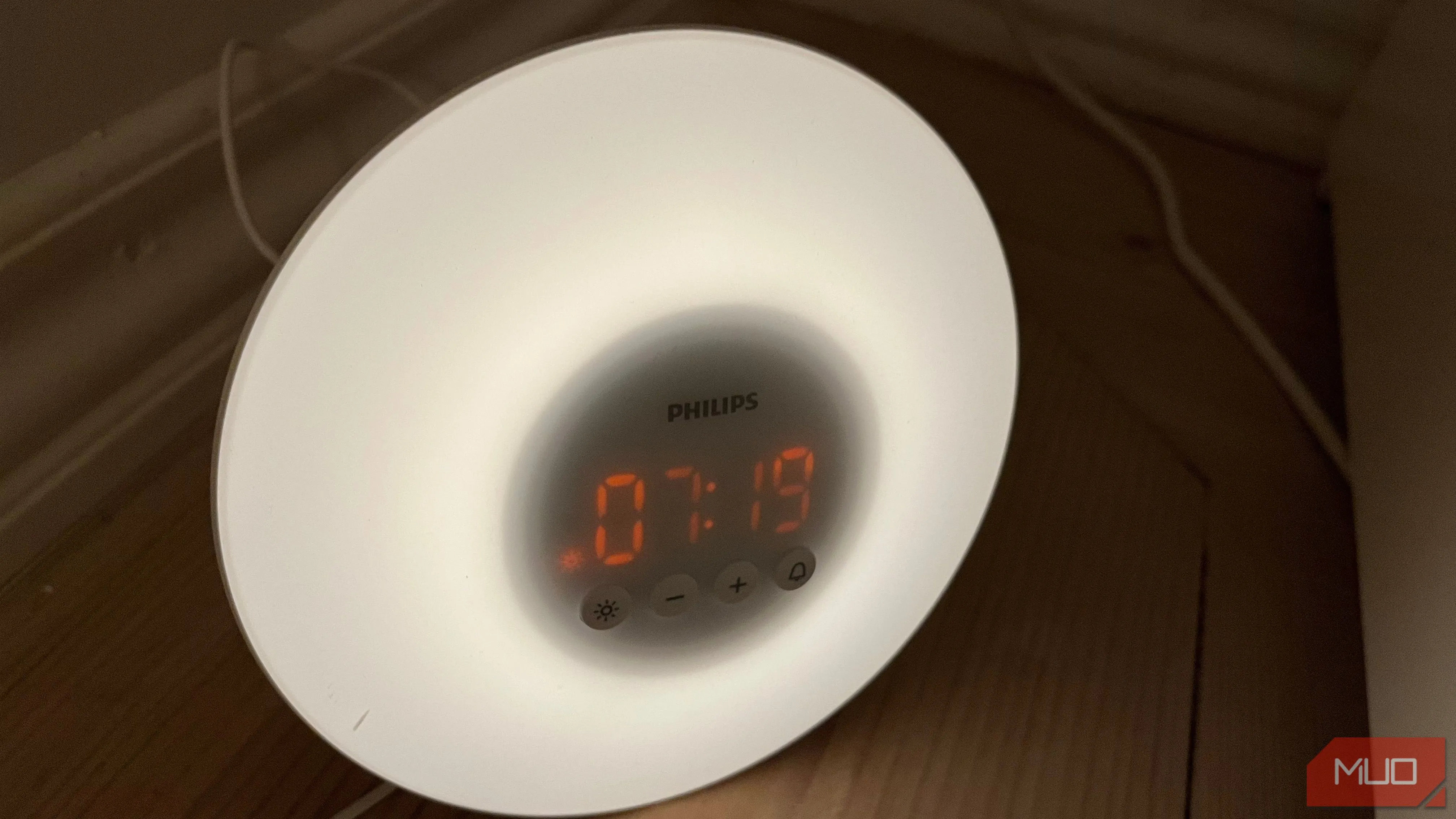 Đồng hồ báo thức mặt trời mọc với ánh sáng giả lập bình minh trên mặt sàn gỗ, giúp người dùng thức dậy tự nhiên hơn.