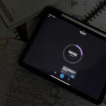 Đồng hồ đếm ngược học tập trên iPad với giấy ghi chú và bút xung quanh, minh họa công cụ quản lý thời gian và tập trung.