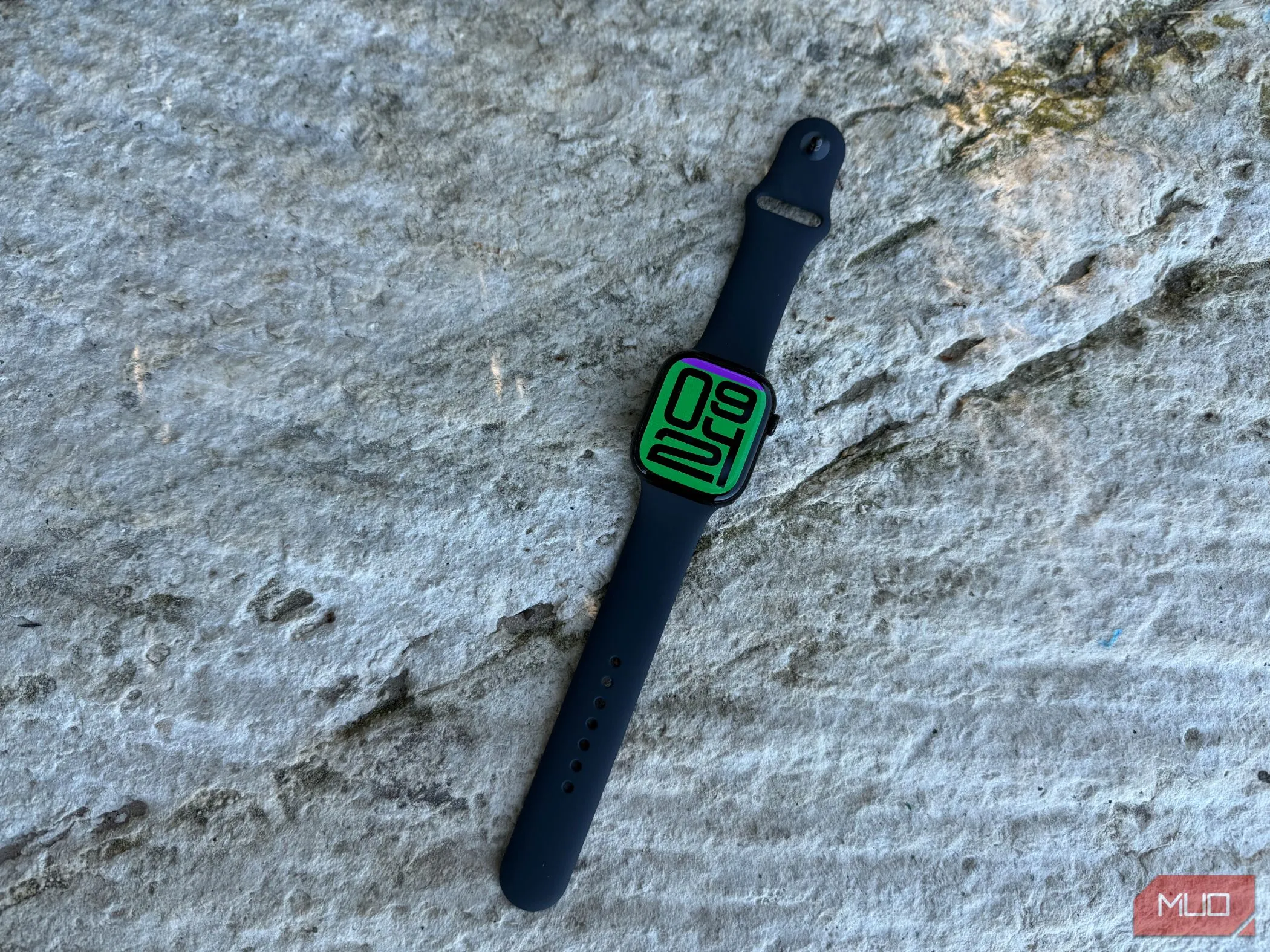Đồng hồ thông minh Apple Watch Series 10 hiển thị mặt đồng hồ Flux, nổi bật thiết kế màn hình lớn và sắc nét.