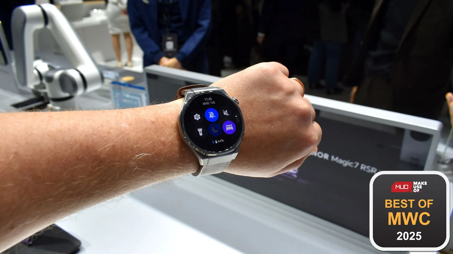 Đồng hồ thông minh Honor Watch 5 Ultra màu đen với dây đeo cao su, màn hình AMOLED sắc nét, trưng bày cùng giải thưởng tại MWC 2025.