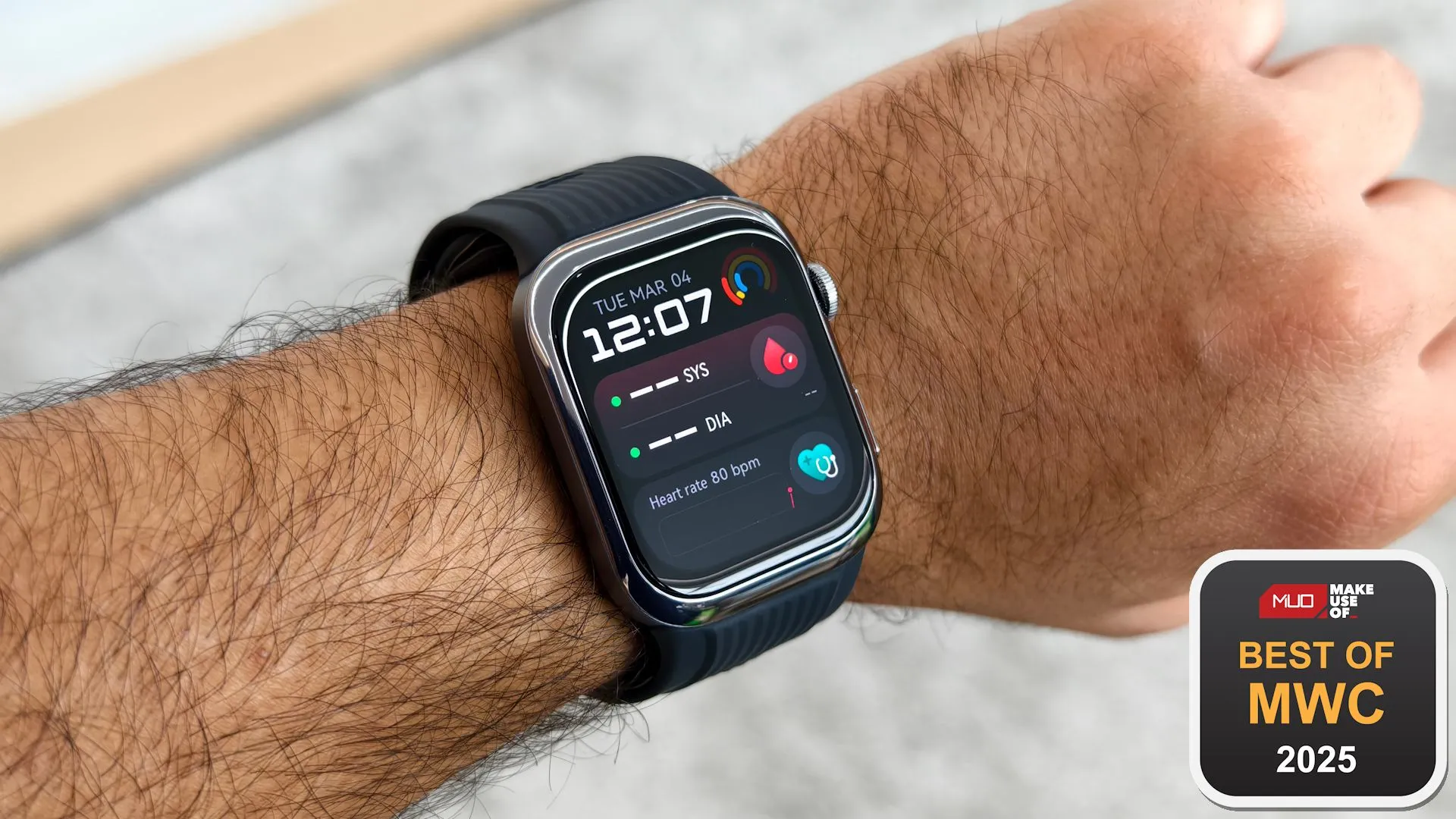 Đồng hồ thông minh Huawei Watch D2 màu đen với màn hình hiển thị rõ ràng, trưng bày cùng giải thưởng tại MWC 2025, nổi bật khả năng đo huyết áp.