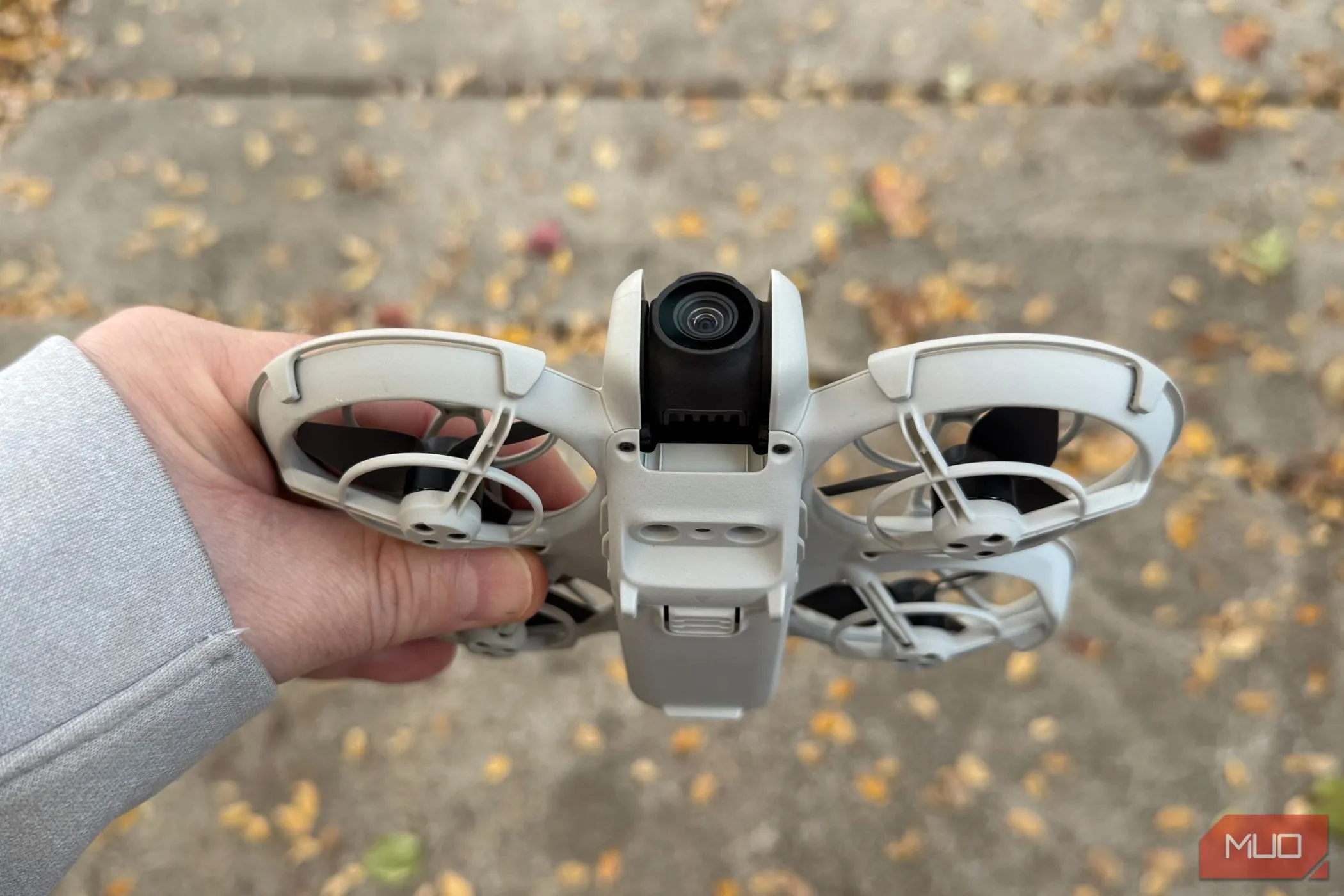 Drone DJI Neo nằm gọn trong lòng bàn tay, minh họa kích thước nhỏ gọn