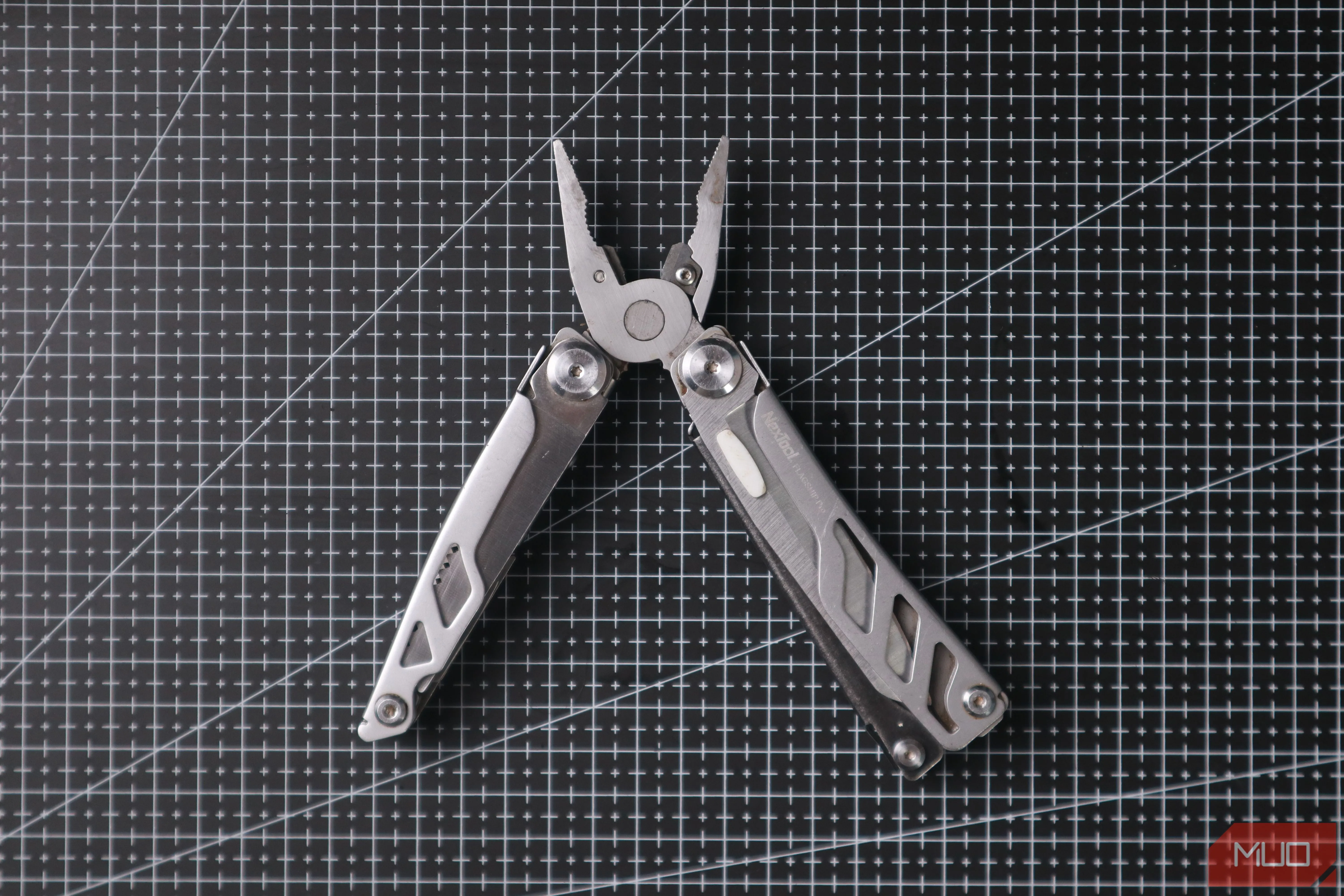 Dụng cụ đa năng (multitool) bao gồm kìm và bộ cắt dây điện