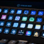 Elgato Stream Deck XL trên bàn làm việc hiển thị các phím tắt được tổ chức gọn gàng cho ứng dụng và chức năng thường dùng.
