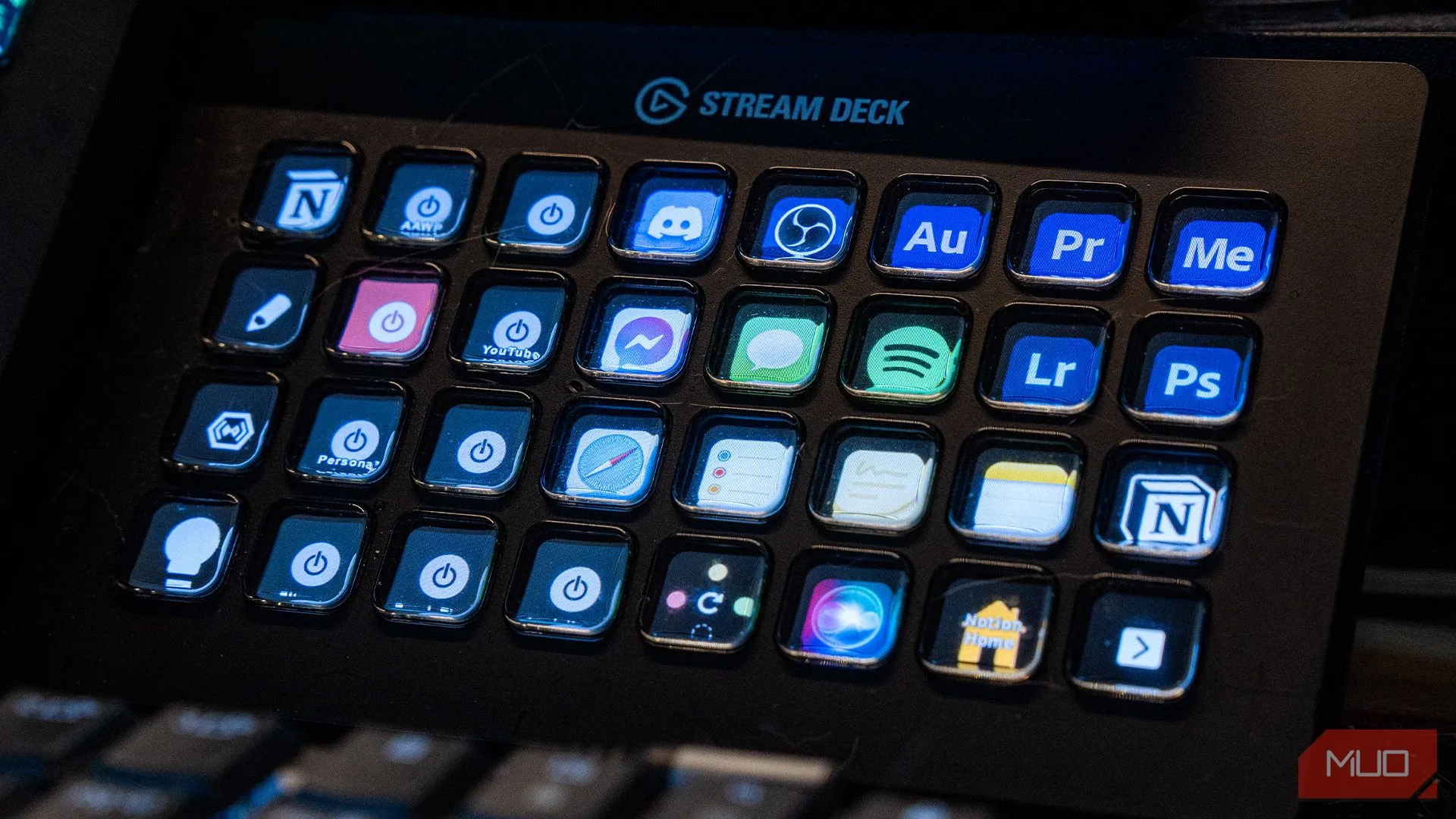 Elgato Stream Deck XL trên bàn làm việc hiển thị các phím tắt được tổ chức gọn gàng cho ứng dụng và chức năng thường dùng.