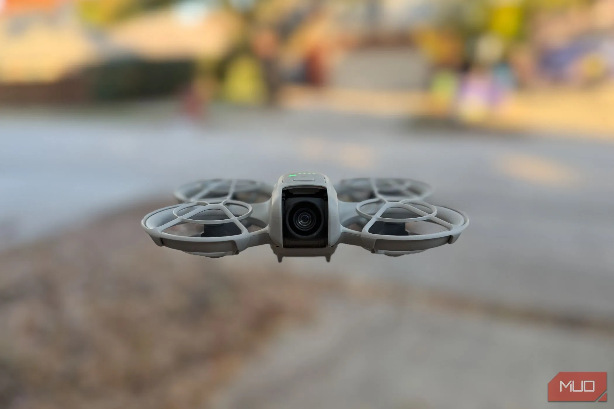 Flycam DJI Neo đang bay lượn trên không trung