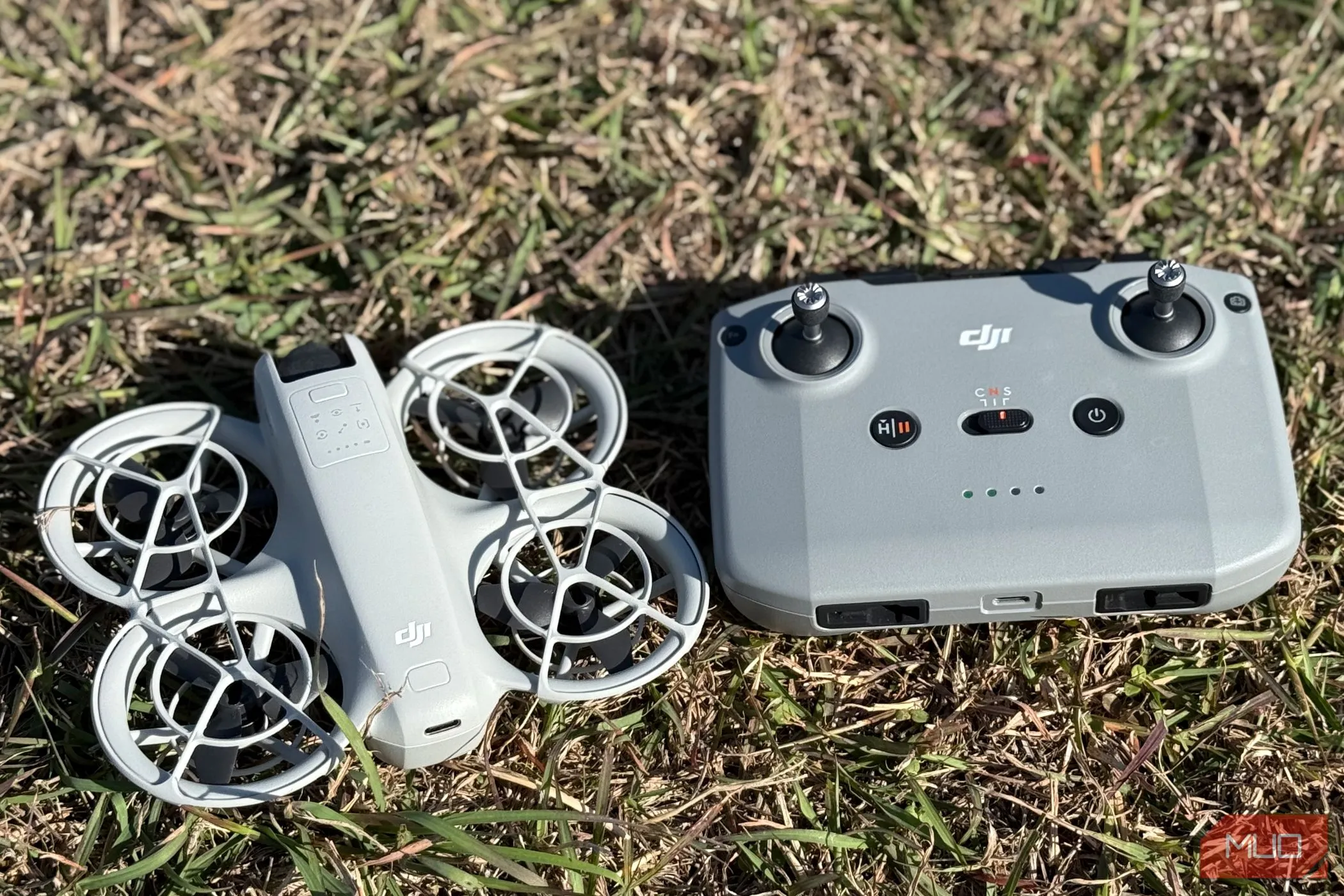 Flycam DJI Neo đặt cạnh bộ điều khiển DJI RC-N3 tùy chọn