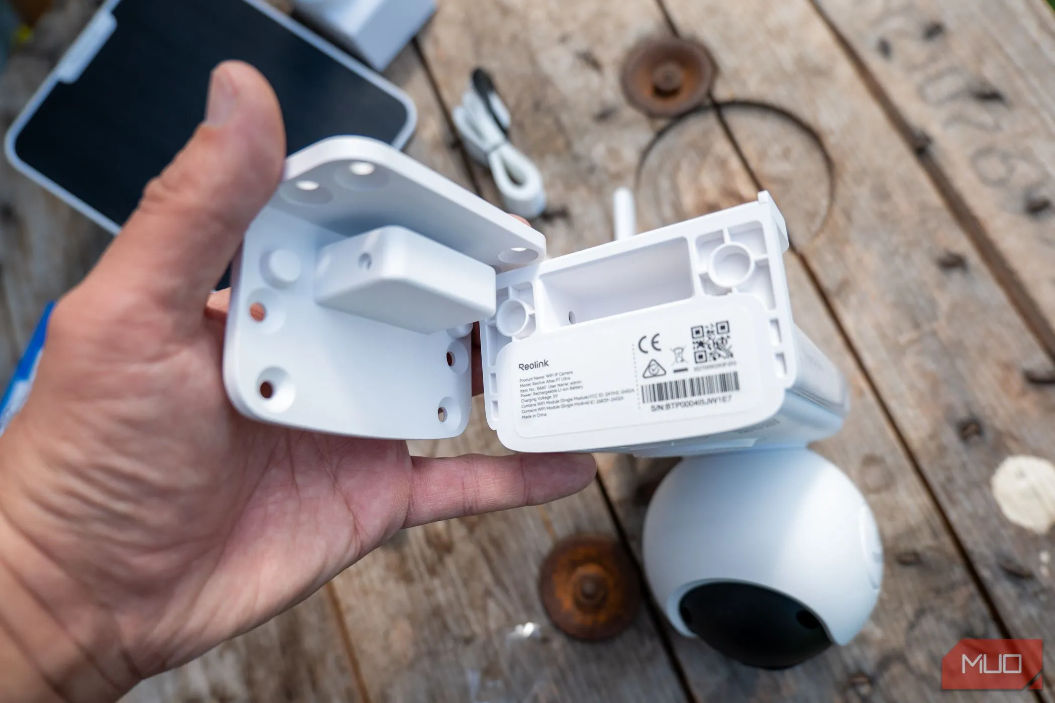 Giá đỡ lắp đặt camera Reolink Altas PT Ultra, được thiết kế chắc chắn để chịu được trọng lượng của camera và đảm bảo an toàn.