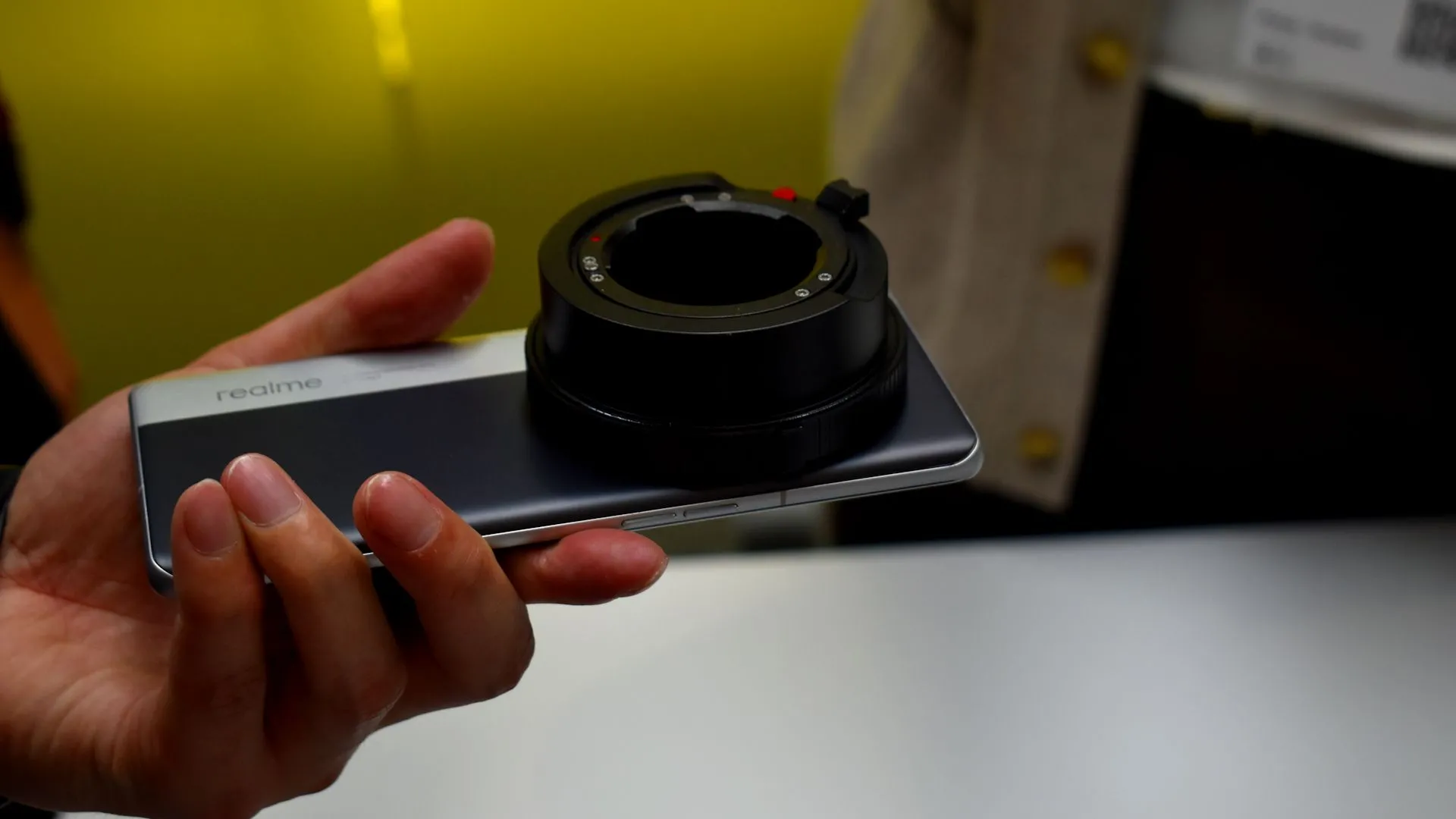 Giá đỡ ống kính rời của Realme Ultra Concept tại MWC 2025, thể hiện cơ chế gắn ống kính Leica M-Mount linh hoạt cho smartphone.