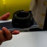 Giá đỡ ống kính rời của smartphone Realme Ultra tại MWC 2025, thể hiện sự phát triển của công nghệ nhiếp ảnh di động