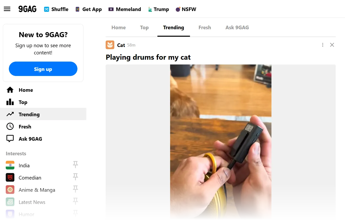 Giao diện 9Gag với các meme, GIF và video viral được cộng đồng bình chọn