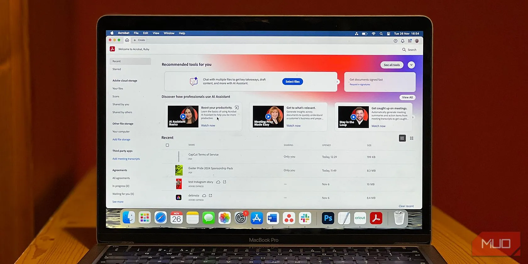 Giao diện Adobe Acrobat AI Assistant đang hoạt động trên máy tính Mac, minh họa khả năng tương tác với tài liệu PDF.