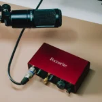Giao diện âm thanh Focusrite Scarlett Solo kết nối với micrô XLR