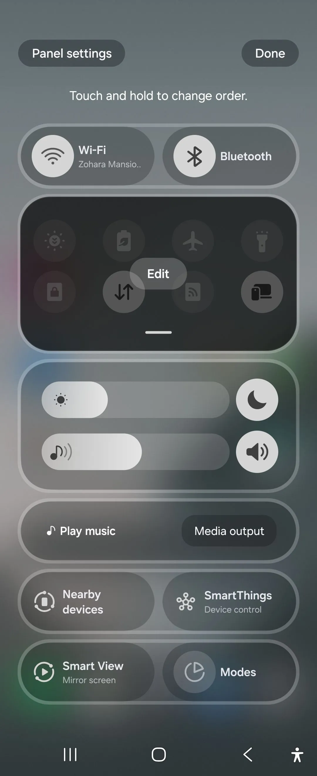 Giao diện bảng cài đặt nhanh đã tách rời trên One UI 7 của Galaxy Z Flip 6, hiển thị thanh điều chỉnh âm lượng