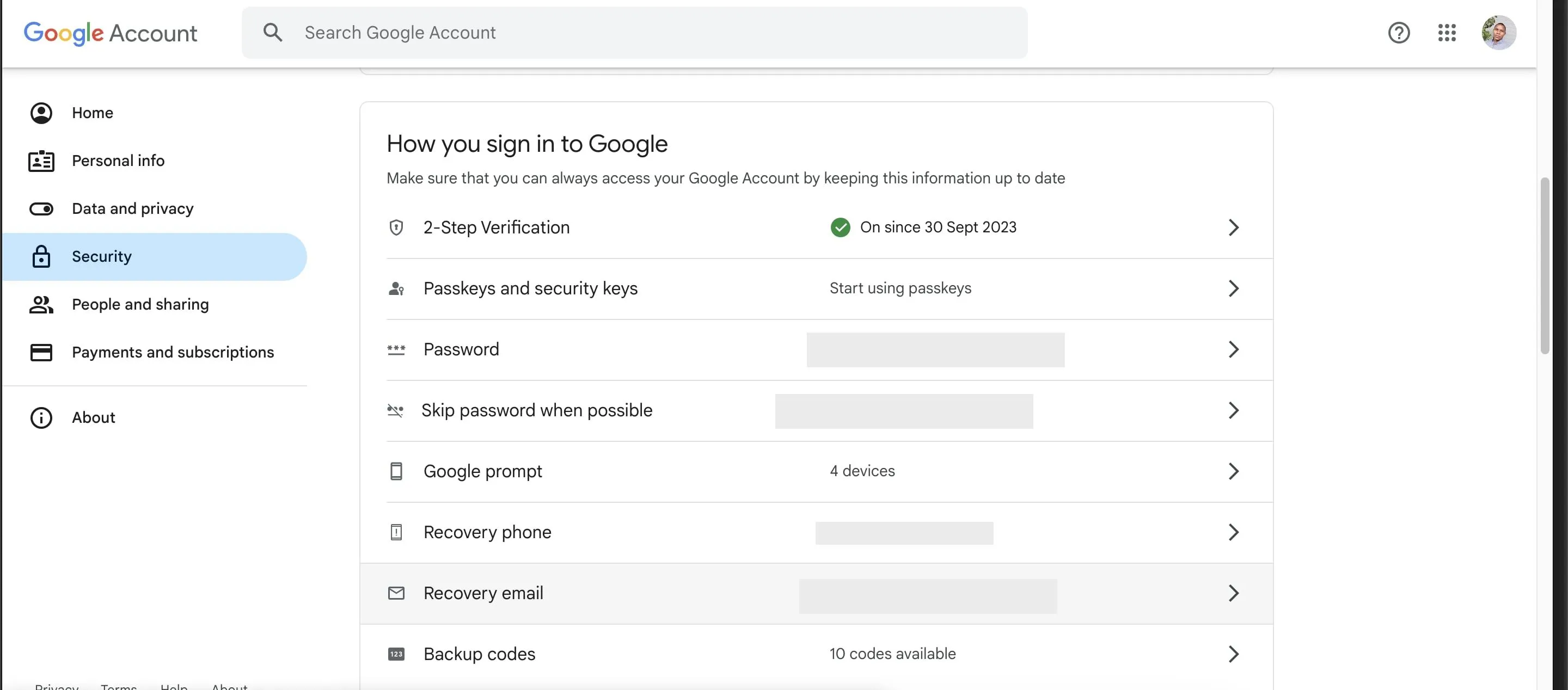 Giao diện cài đặt bảo mật tài khoản Google, nơi kiểm tra email và số điện thoại khôi phục