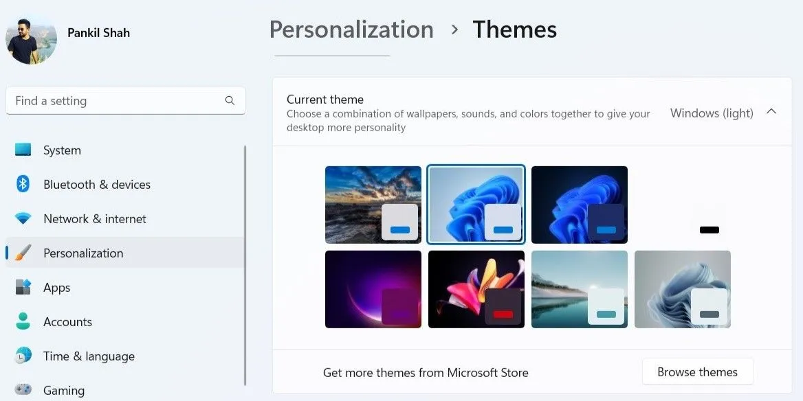 Giao diện cài đặt Chủ đề trong Windows 11, cho phép tùy chỉnh hình nền, âm thanh và màu sắc hệ thống.