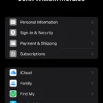 Giao diện cài đặt hồ sơ trên iPhone, hiển thị thông tin tài khoản Apple ID chính và tùy chọn 'Media & Purchases' để kiểm tra tài khoản phụ phục vụ việc chuyển giao dịch mua.
