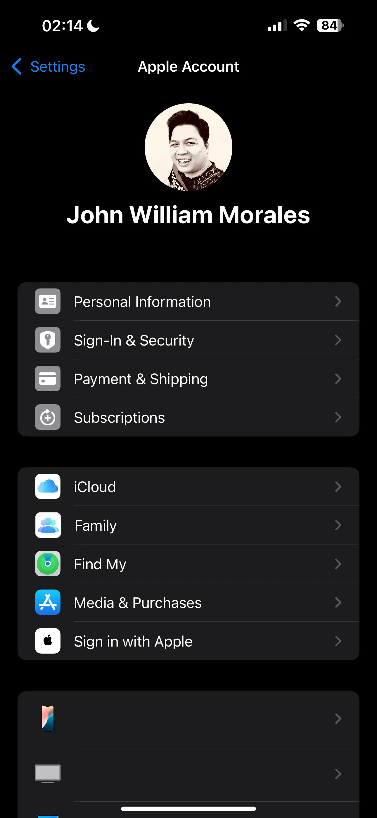 Giao diện cài đặt hồ sơ trên iPhone, hiển thị thông tin tài khoản Apple ID chính và tùy chọn 'Media & Purchases' để kiểm tra tài khoản phụ phục vụ việc chuyển giao dịch mua.