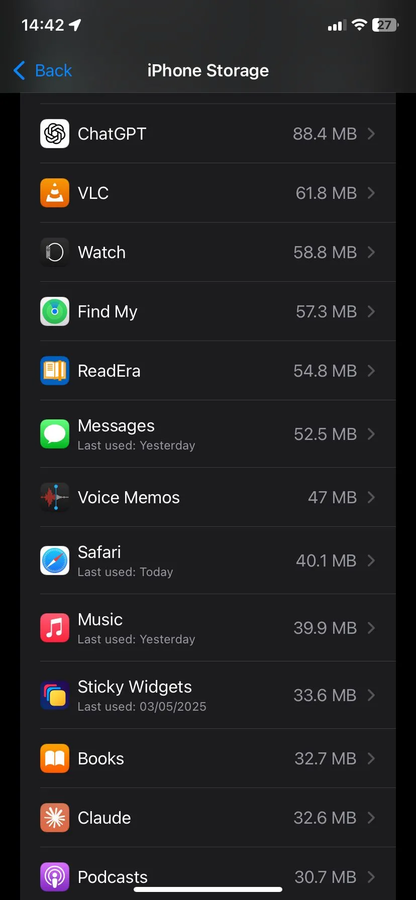 Giao diện cài đặt Safari trên iPhone với tùy chọn &quot;Xóa lịch sử và dữ liệu trang web&quot;