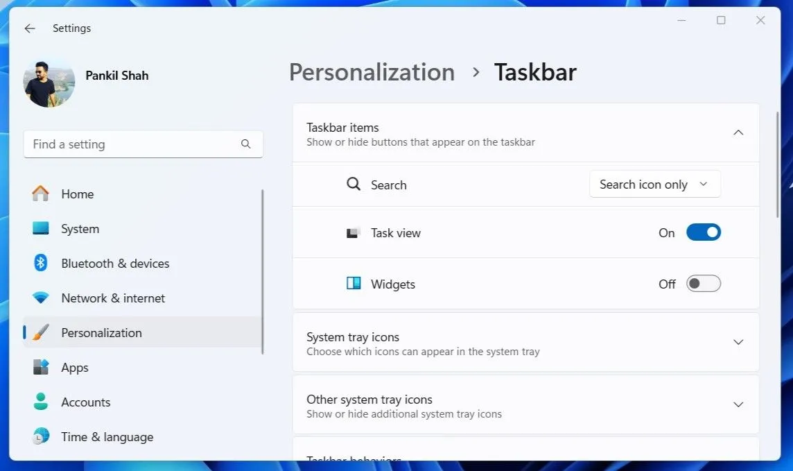 Giao diện Cài đặt (Settings) của Windows 11 hiển thị các tùy chọn tùy chỉnh thanh Taskbar, bao gồm ẩn tự động và quản lý biểu tượng.