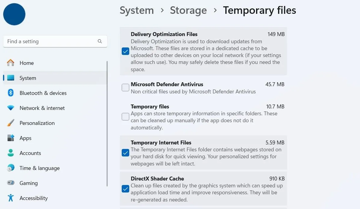 Giao diện cài đặt Temporary files trong Windows 11 Settings, hiển thị các loại tệp tạm thời có thể xóa để giải phóng dung lượng