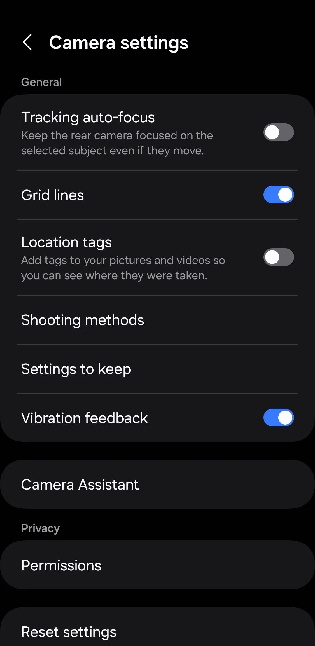 Giao diện cài đặt ứng dụng Camera trên điện thoại Samsung Galaxy với tùy chọn 'Âm thanh màn trập'.