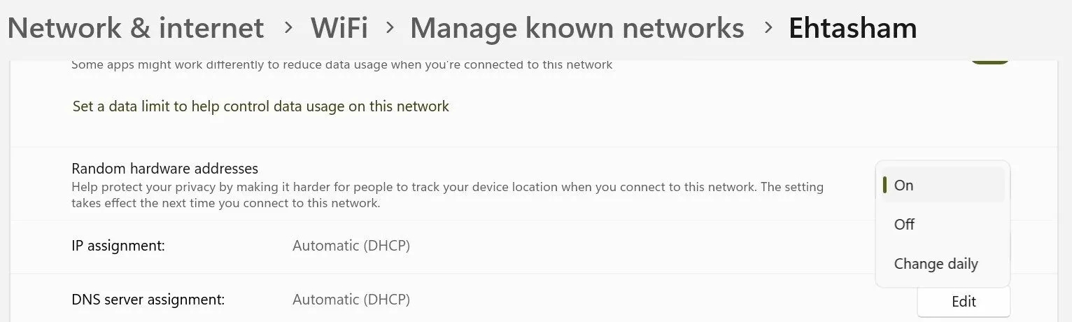 Giao diện cài đặt Wi-Fi nâng cao trên Windows, cho phép bật hoặc tắt 'Random hardware addresses' cho một mạng cụ thể.