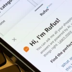 Giao diện chatbot Rufus AI của Amazon trên màn hình điện thoại thông minh, minh họa cách AI hỗ trợ mua sắm trực tuyến.