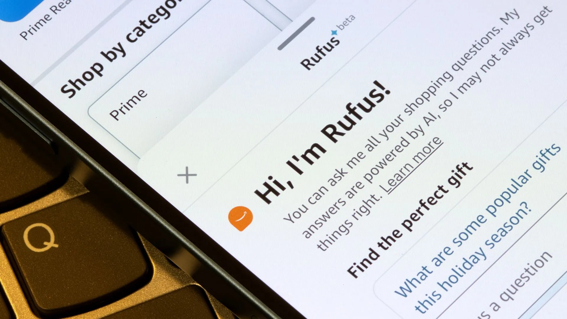 Giao diện chatbot Rufus AI của Amazon trên màn hình điện thoại thông minh, minh họa cách AI hỗ trợ mua sắm trực tuyến.