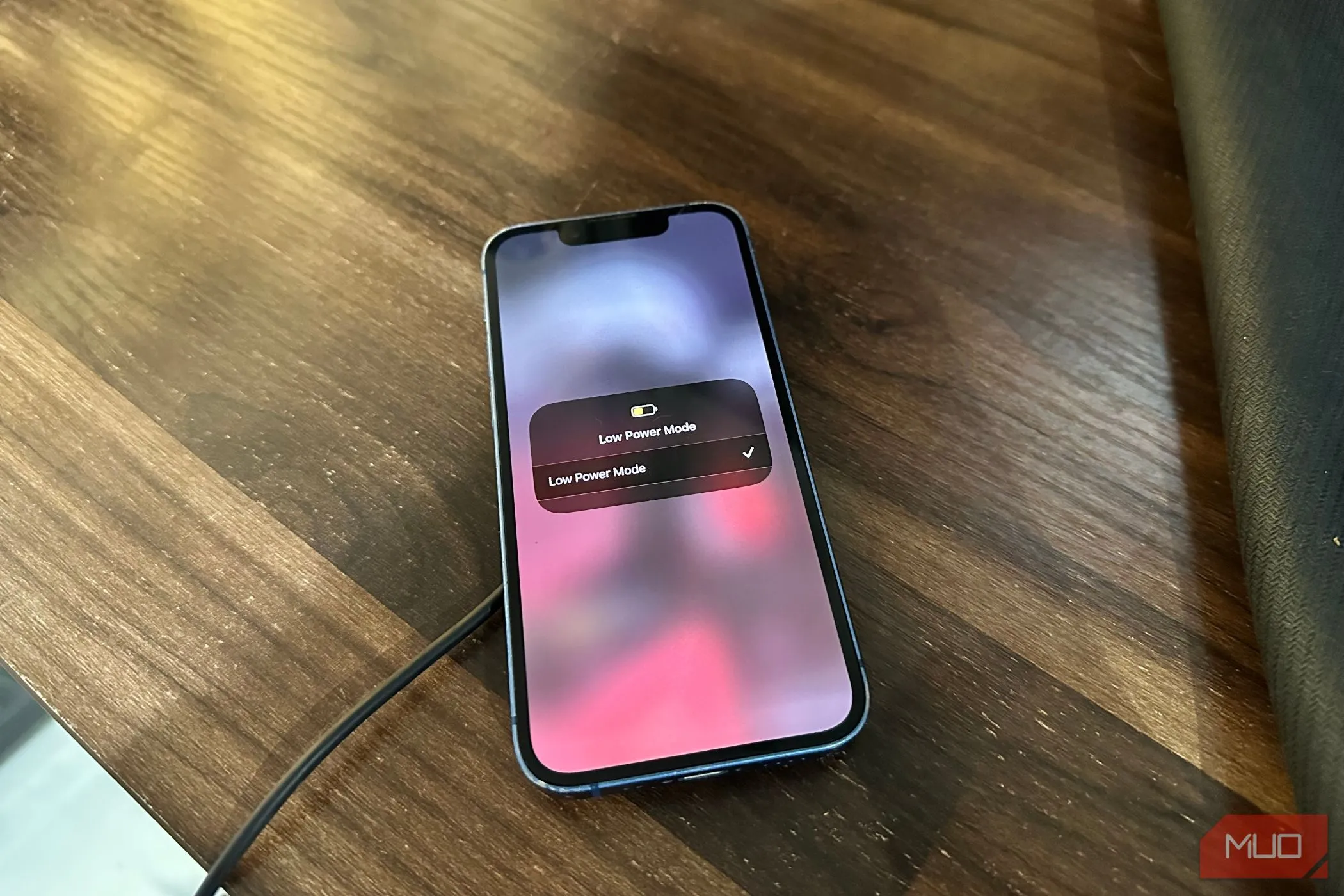 Giao diện chế độ Nguồn điện thấp (Low Power Mode) trên màn hình iPhone, giúp tối ưu pin